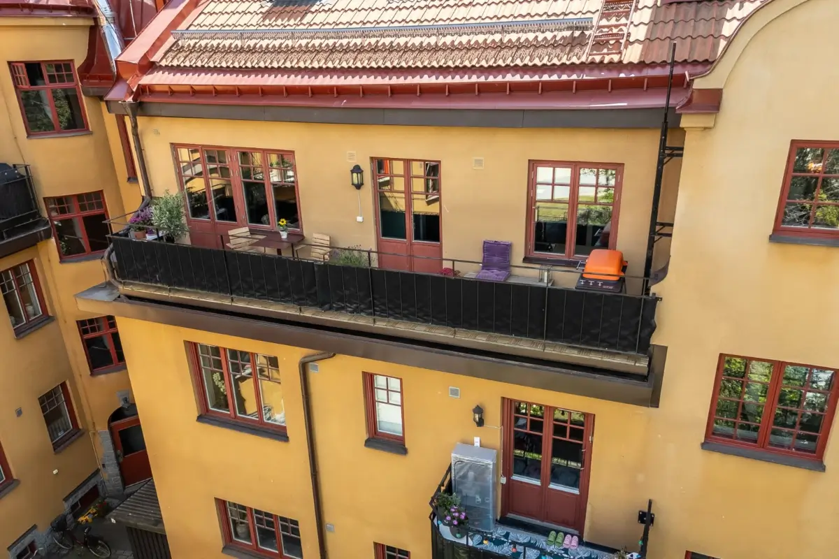 A Harmonious Color Palette in a Luxurious Stockholm Duplex Apartment 12 long balcony