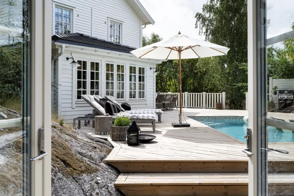 Scandinavian Design Meets The Hamptons in a Swedish Country House 59 lounge chairs