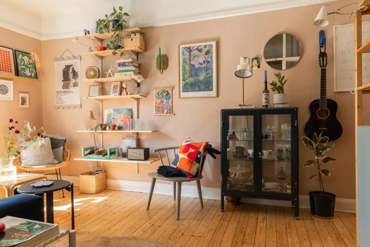A Cozy Colorful Family Apartment with an Industrial Room Divider 3 pink living room wooden floor
