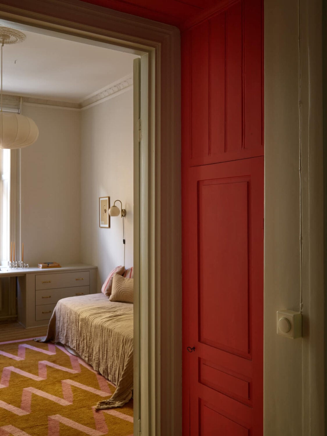 Blue and Red Color Accents in a Stylish Scandinavian Apartment 20 red-painted built-in cabinet