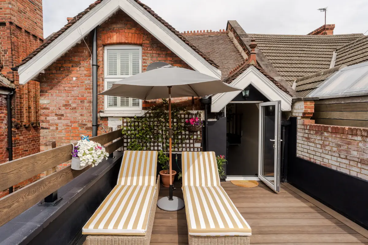 A Three-Bedroom Duplex Apartment with a Large Roof Terrace in London 23 roof terrace sun beds