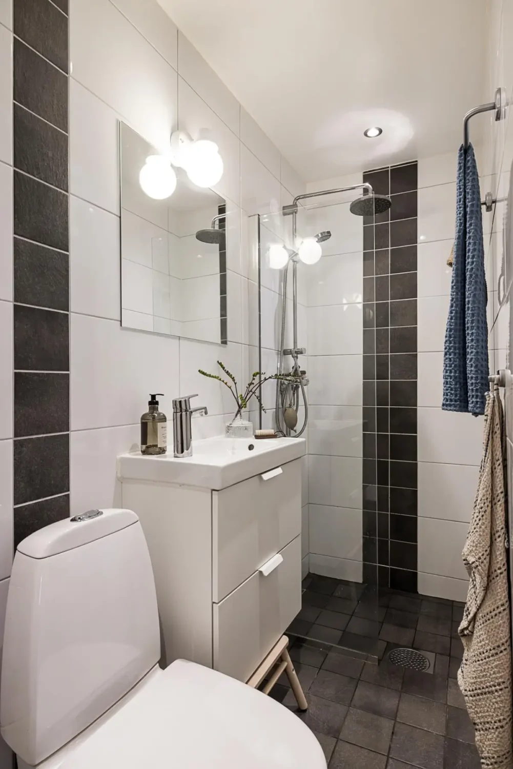 Classic Period Elements in a Comfortable Two-Bedroom Apartment 26 simple bathroom
