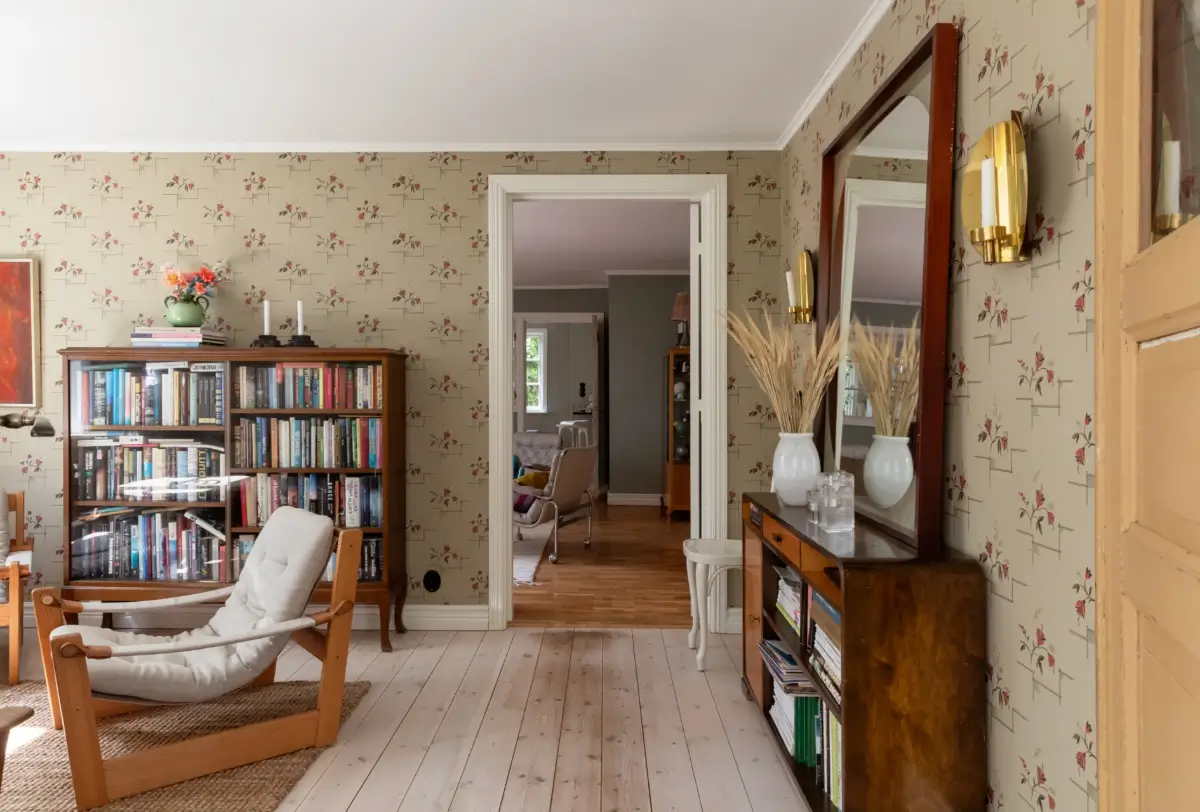 A Renovated 1920s Villa with a Spectacular Garden 15 sitting room floral wallpaper