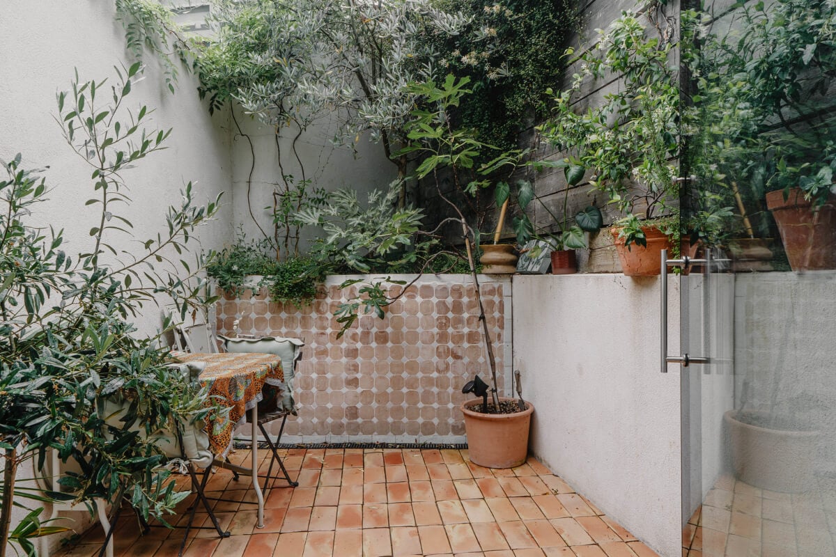 A Modern Ground-Floor Apartment with a Tiny Patio Garden 7 small patio garden