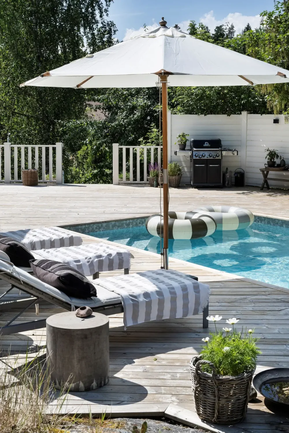 Scandinavian Design Meets The Hamptons in a Swedish Country House 63 sun beds swimming pool