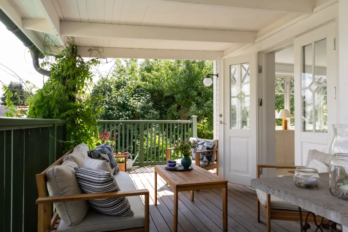 A Renovated 1920s Villa with a Spectacular Garden 21 veranda