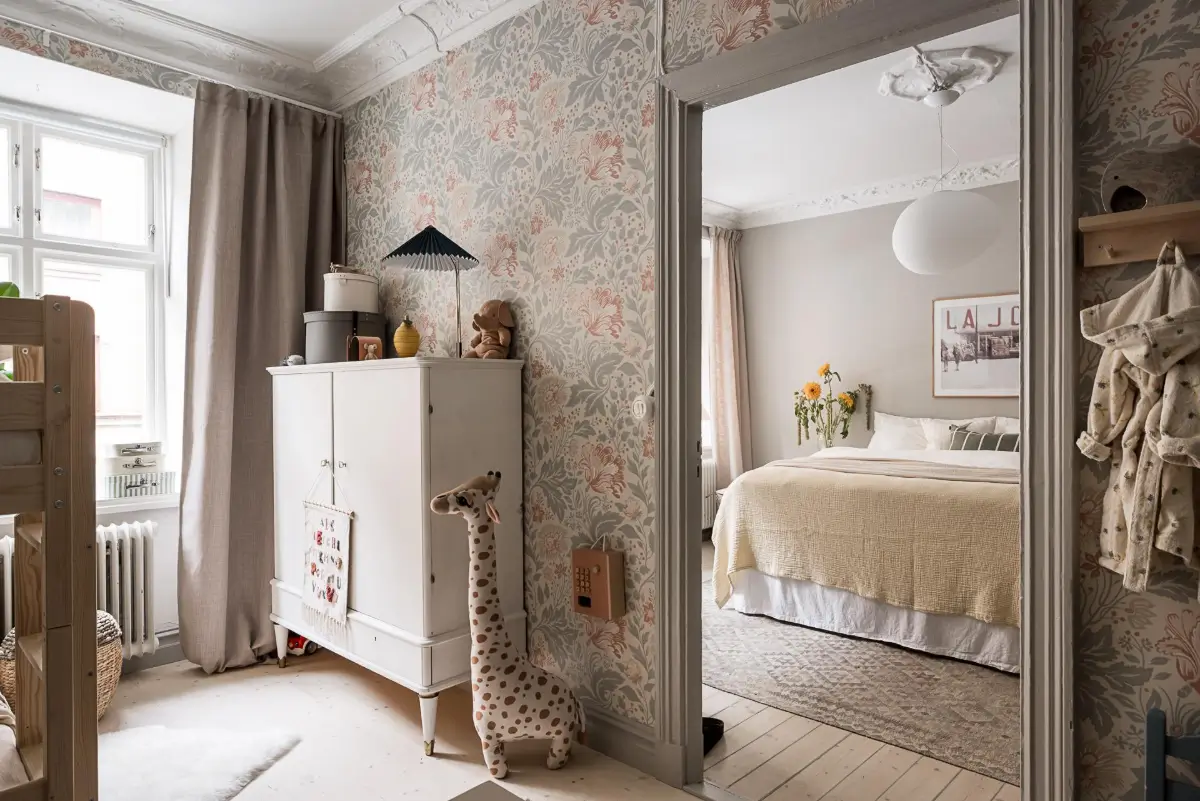 Classic Period Elements in a Comfortable Two-Bedroom Apartment 17 wallpaper