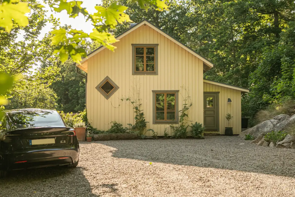 Modern Comforts and Historic Architecture in an 18th Century Home 36 c