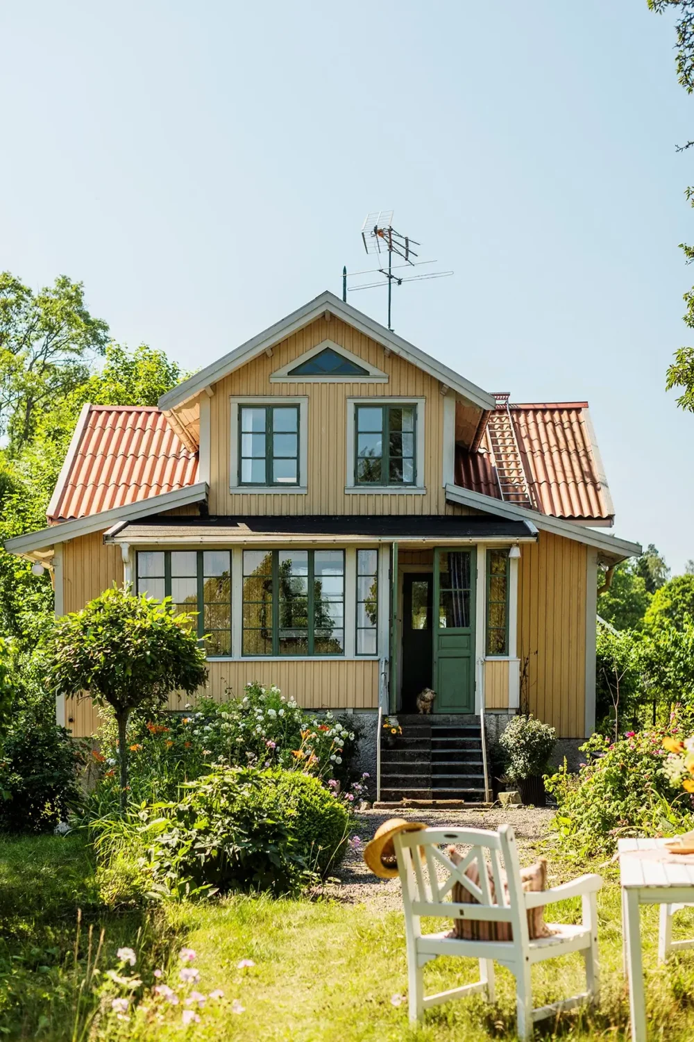 C2 Color of the Year 2026: Epernay 12 yellow swedish country home