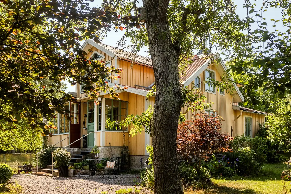 Best of 2025: Balconies and Gardens 38 yellow swedish country house