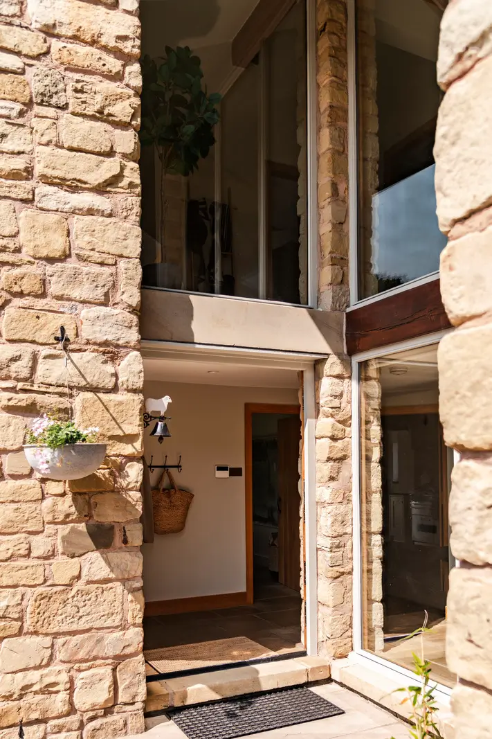 Modern Interiors in an Old Dry-Stone Barn in England 25 c