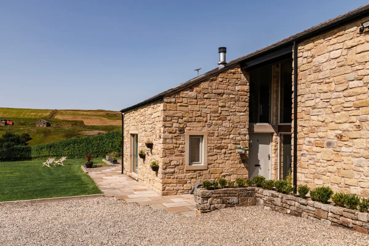 Modern Interiors in an Old Dry-Stone Barn in England 29 barnhouse england2