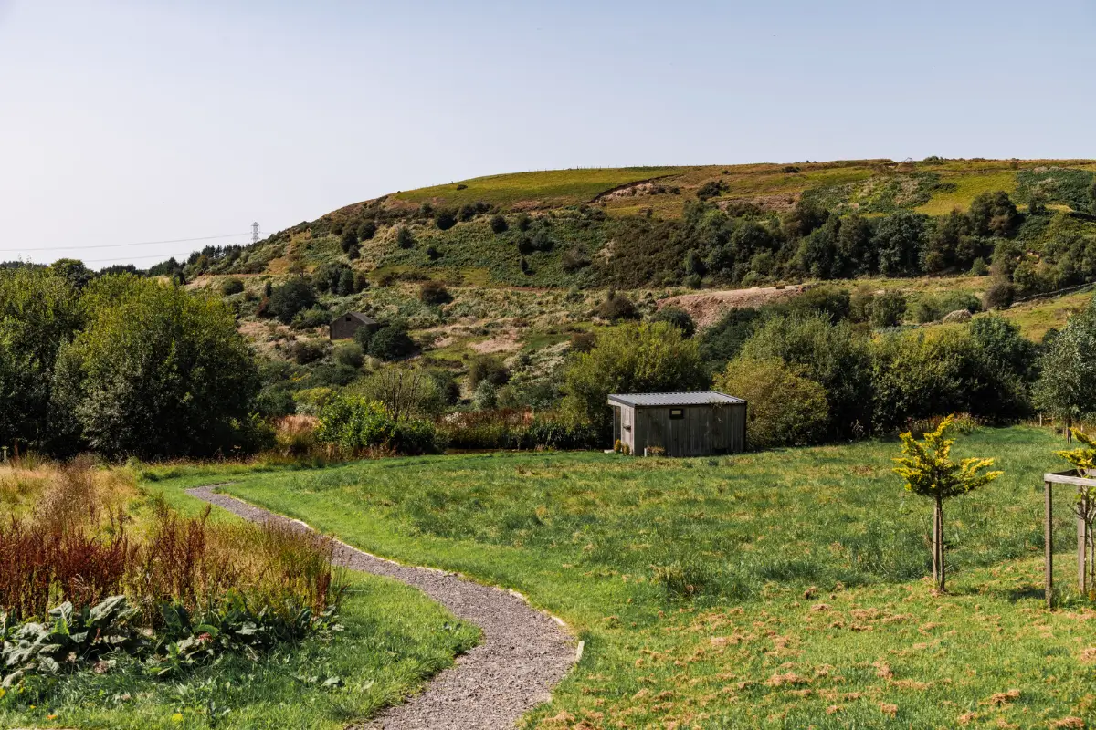 Modern Interiors in an Old Dry-Stone Barn in England 33 barnhouse england27