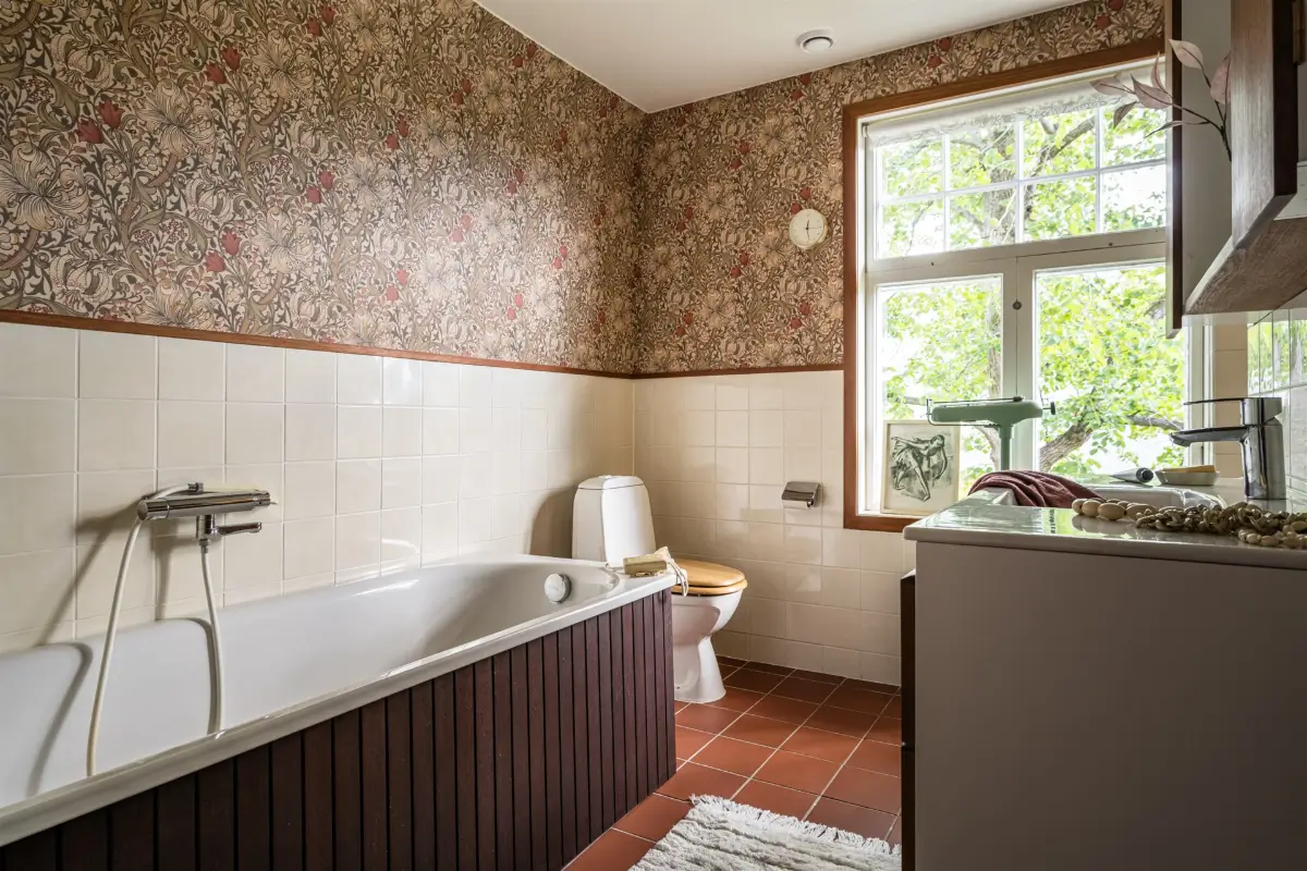 A Cozy Early 20th-Century Home with Views of Lake Mälaren in Sweden 25 bathroom william morris wallpaper