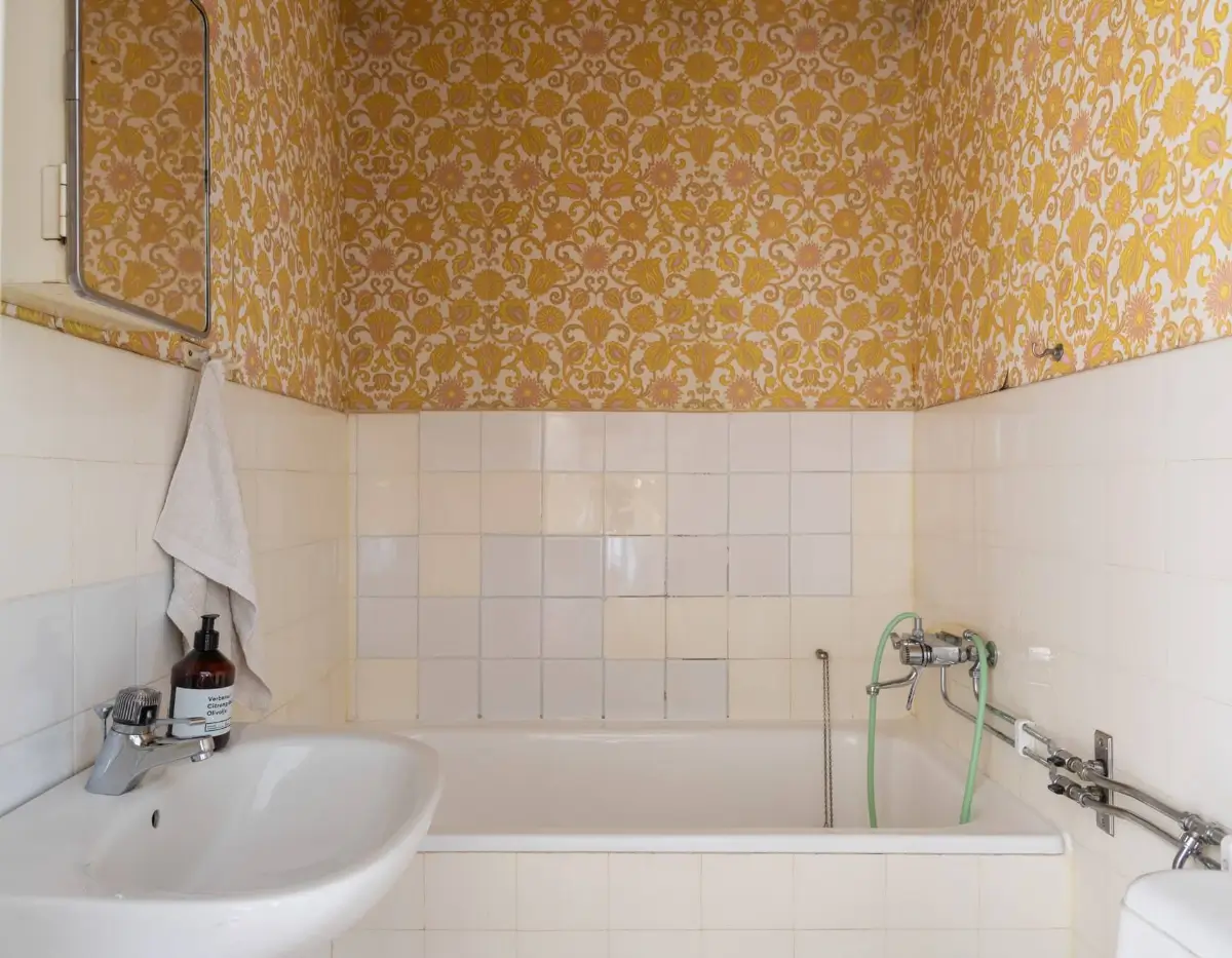 50 Bathroom Wallpaper Ideas Adding Color, Style, and Expression 60 c