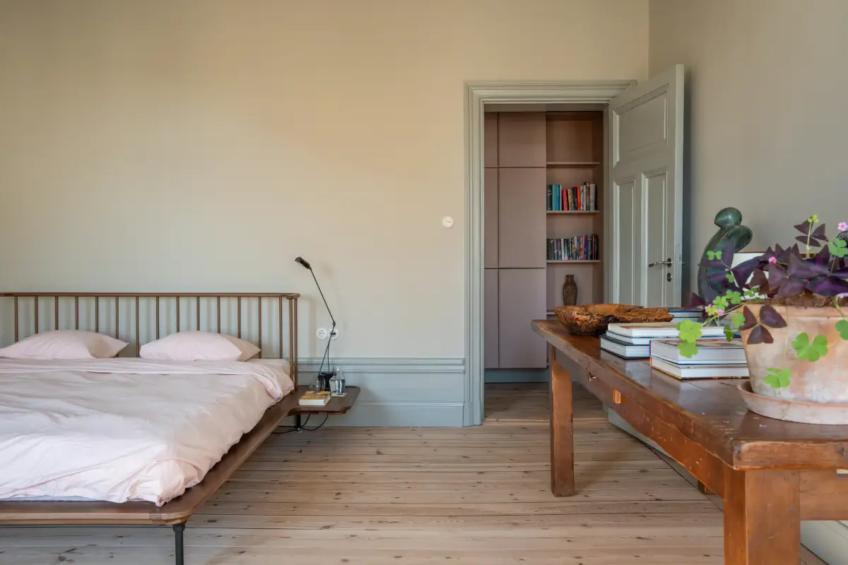 Historic Elegance and a French-Style Kitchen and Bathroom in a Stockholm Apartment 30 bedroom