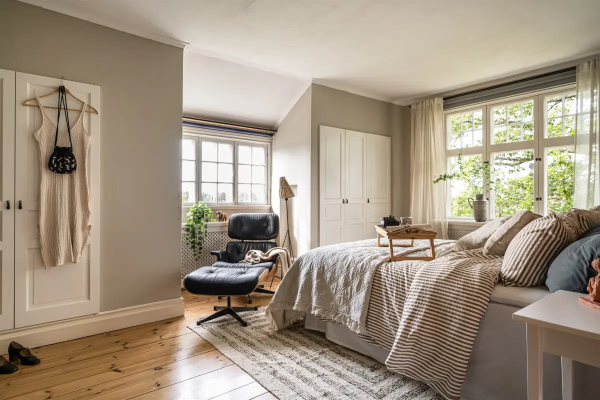 A Cozy Early 20th-Century Home with Views of Lake Mälaren in Sweden 20 bedroom built-in wardrobes