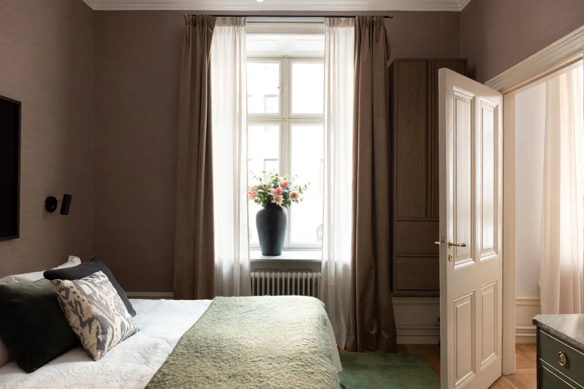 A Luxurious Family Apartment with a Dramatic Black Bathroom 21 bedroom dark beige wallpaper