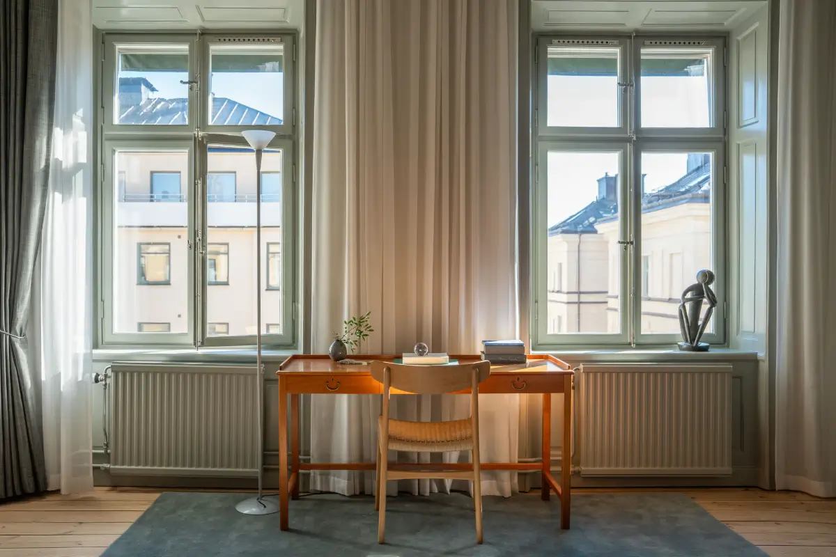 Historic Elegance and a French-Style Kitchen and Bathroom in a Stockholm Apartment 28 bedroom desk blue rug