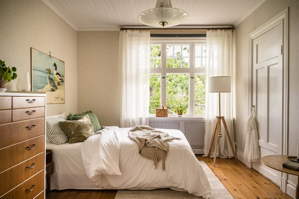 A Cozy Early 20th-Century Home with Views of Lake Mälaren in Sweden 23 bedroom subtle wallpaper