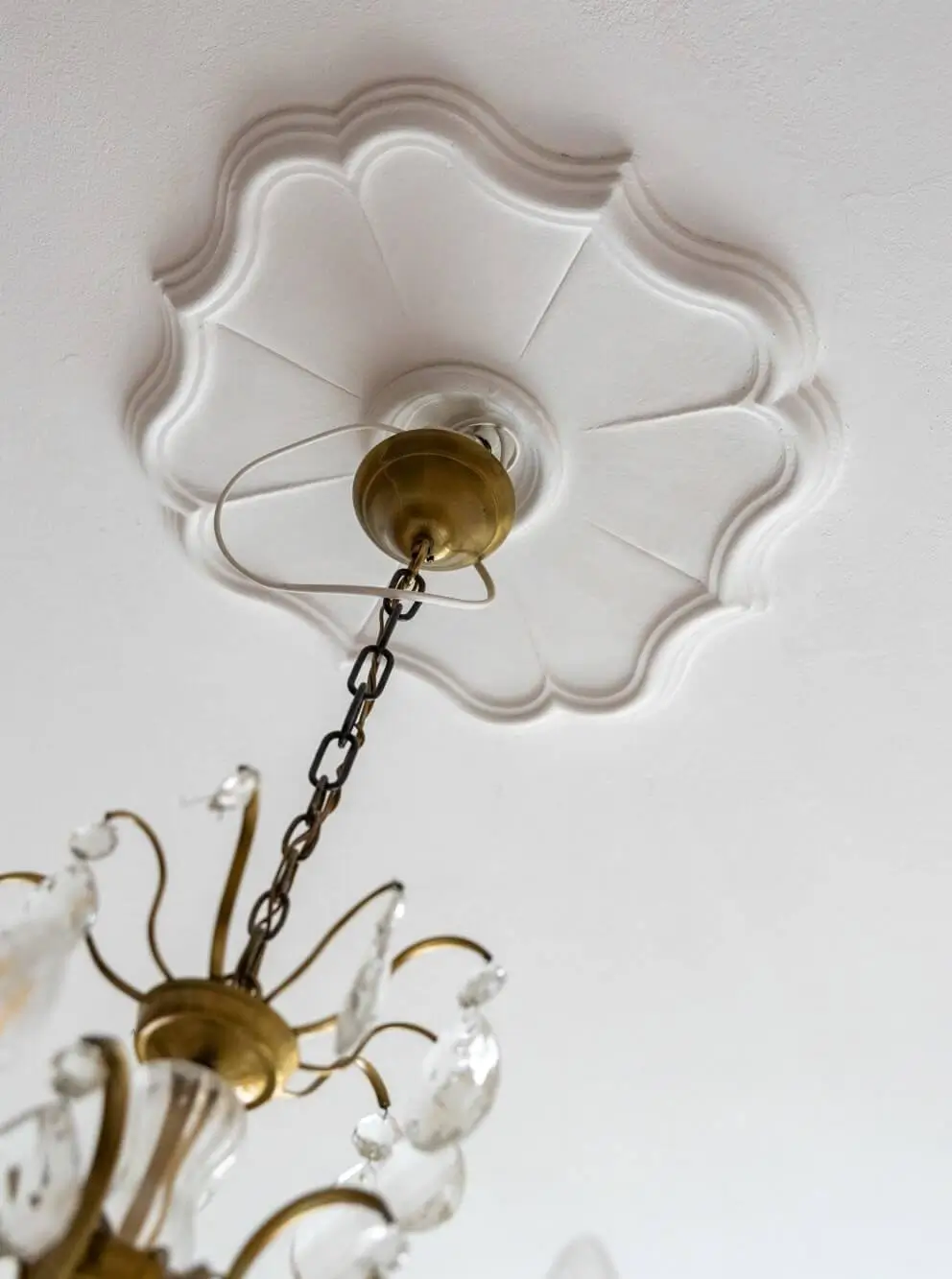 Warm Tones, Antiques, and Period Features in a Swedish Studio Apartment 5 ceiling detail