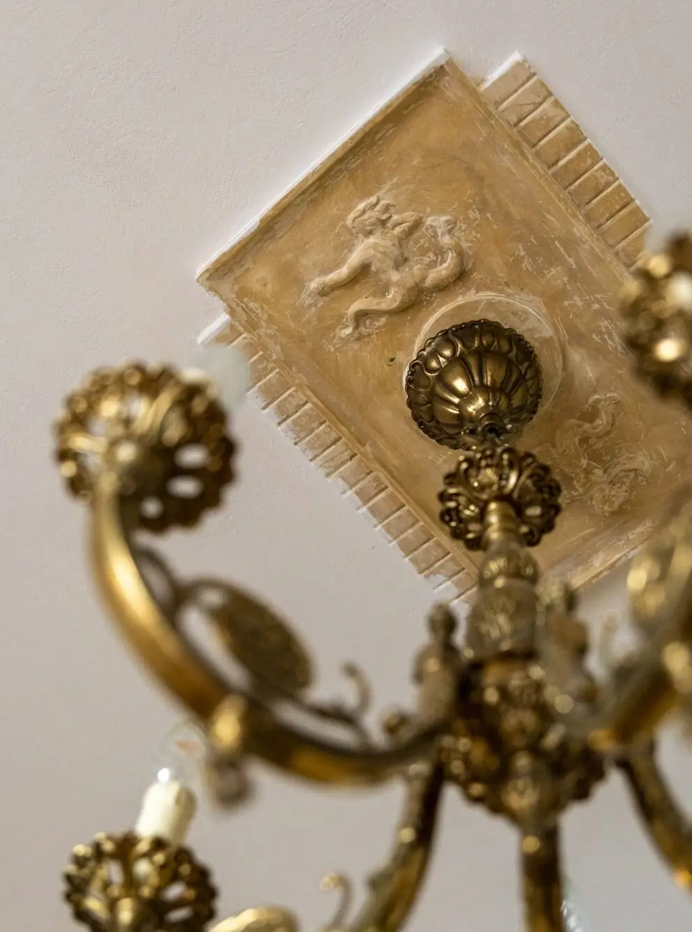 Warm Tones, Antiques, and Period Features in a Swedish Studio Apartment 10 ceiling ornament