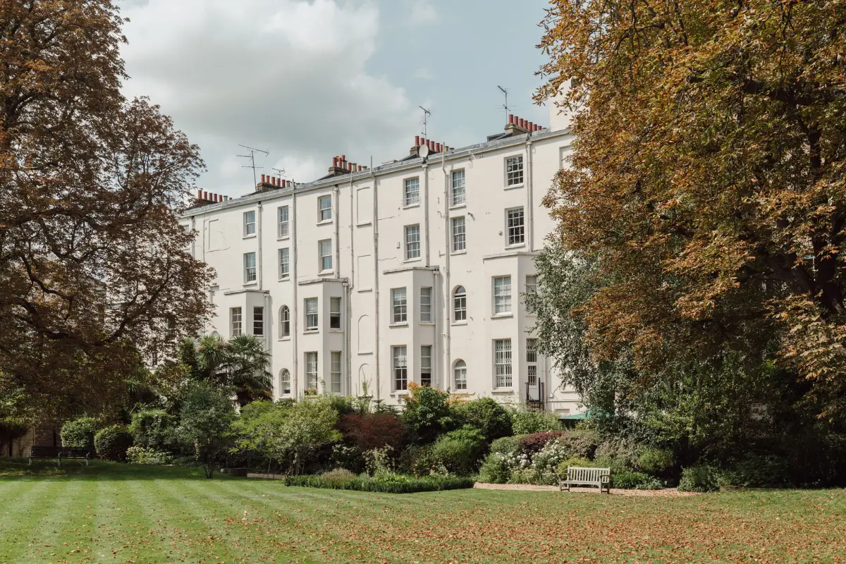 High Ceilings and a Muted Color Palette in a Little Venice Apartment 26 clifton-gardens1