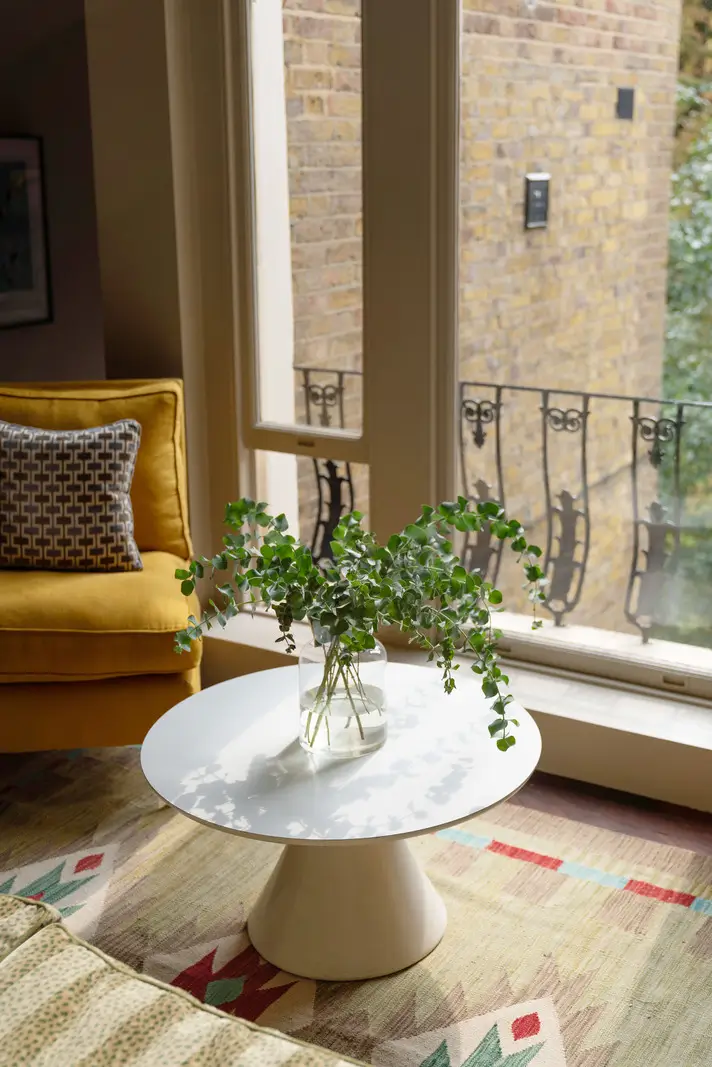 High Ceilings and a Muted Color Palette in a Little Venice Apartment 3 clifton-gardens19