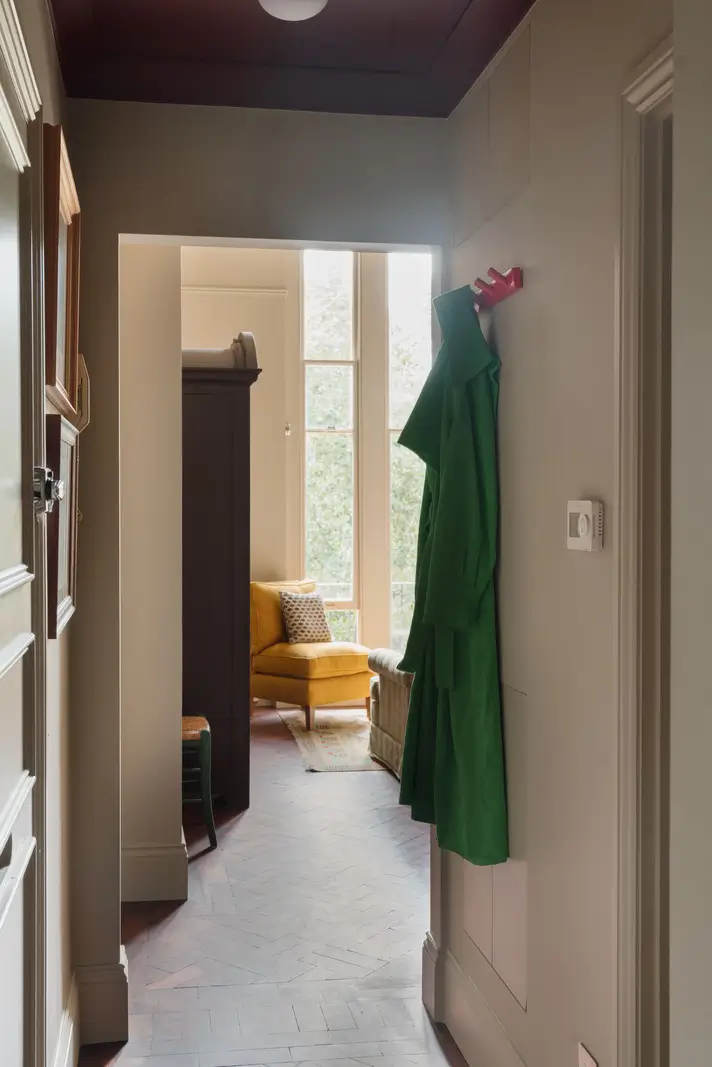High Ceilings and a Muted Color Palette in a Little Venice Apartment 9 c
