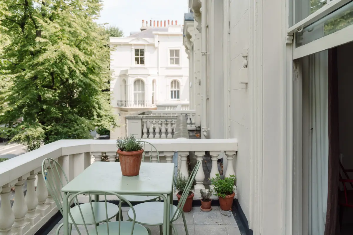 High Ceilings and a Muted Color Palette in a Little Venice Apartment 14 clifton-gardens9