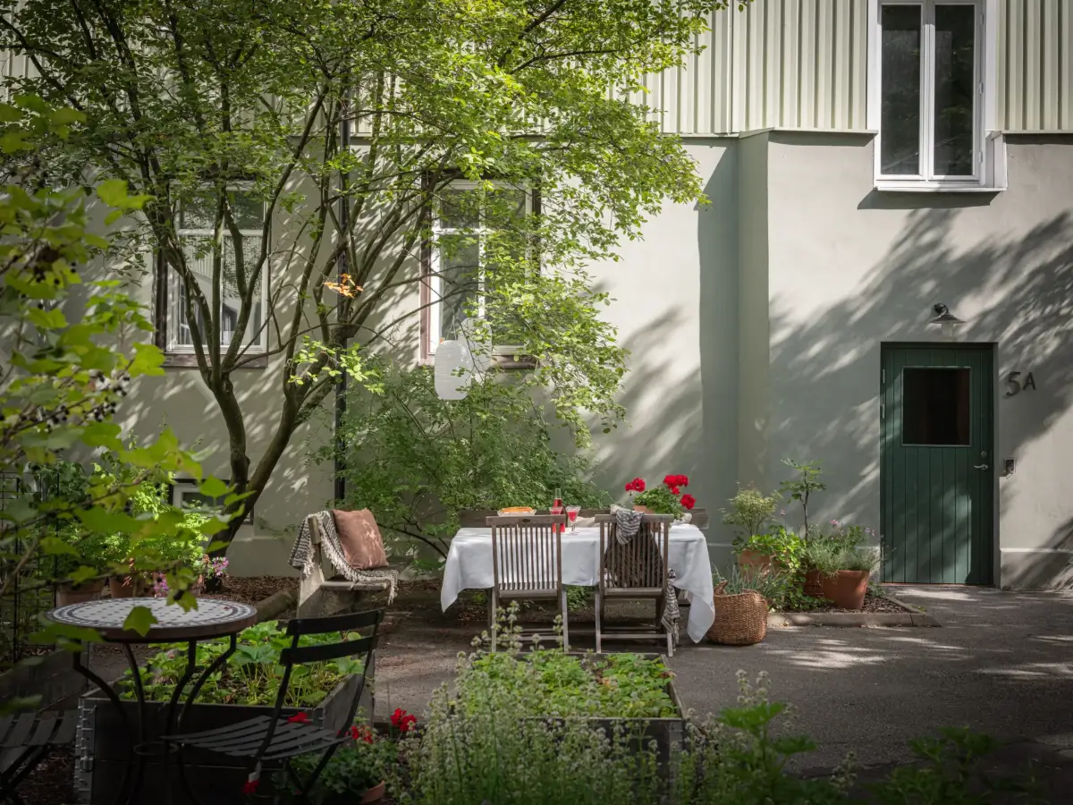 A Cozy Apartment with Exposed Brick and Period Details 33 communala courtyard