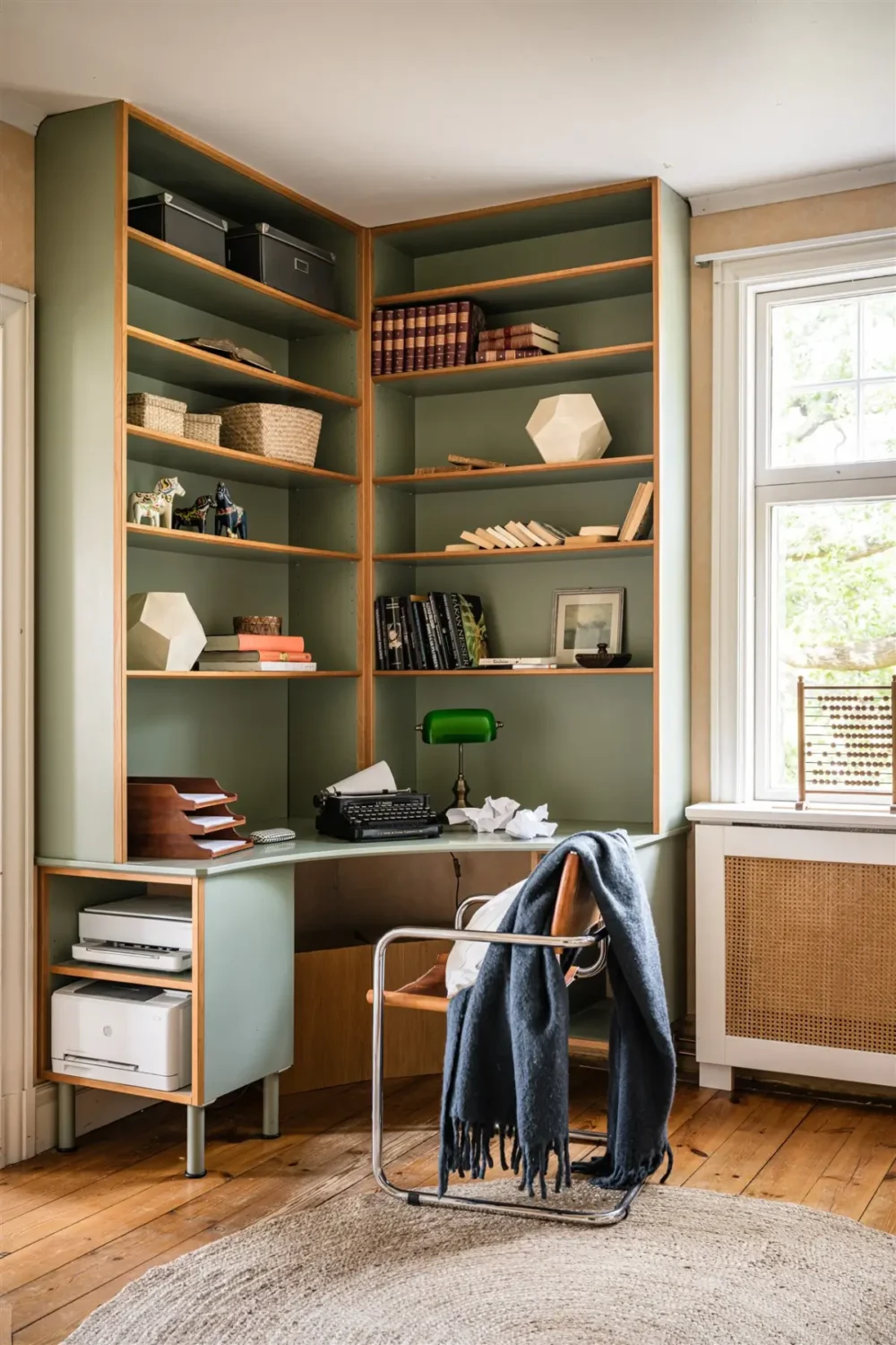 A Cozy Early 20th-Century Home with Views of Lake Mälaren in Sweden 16 corner desk