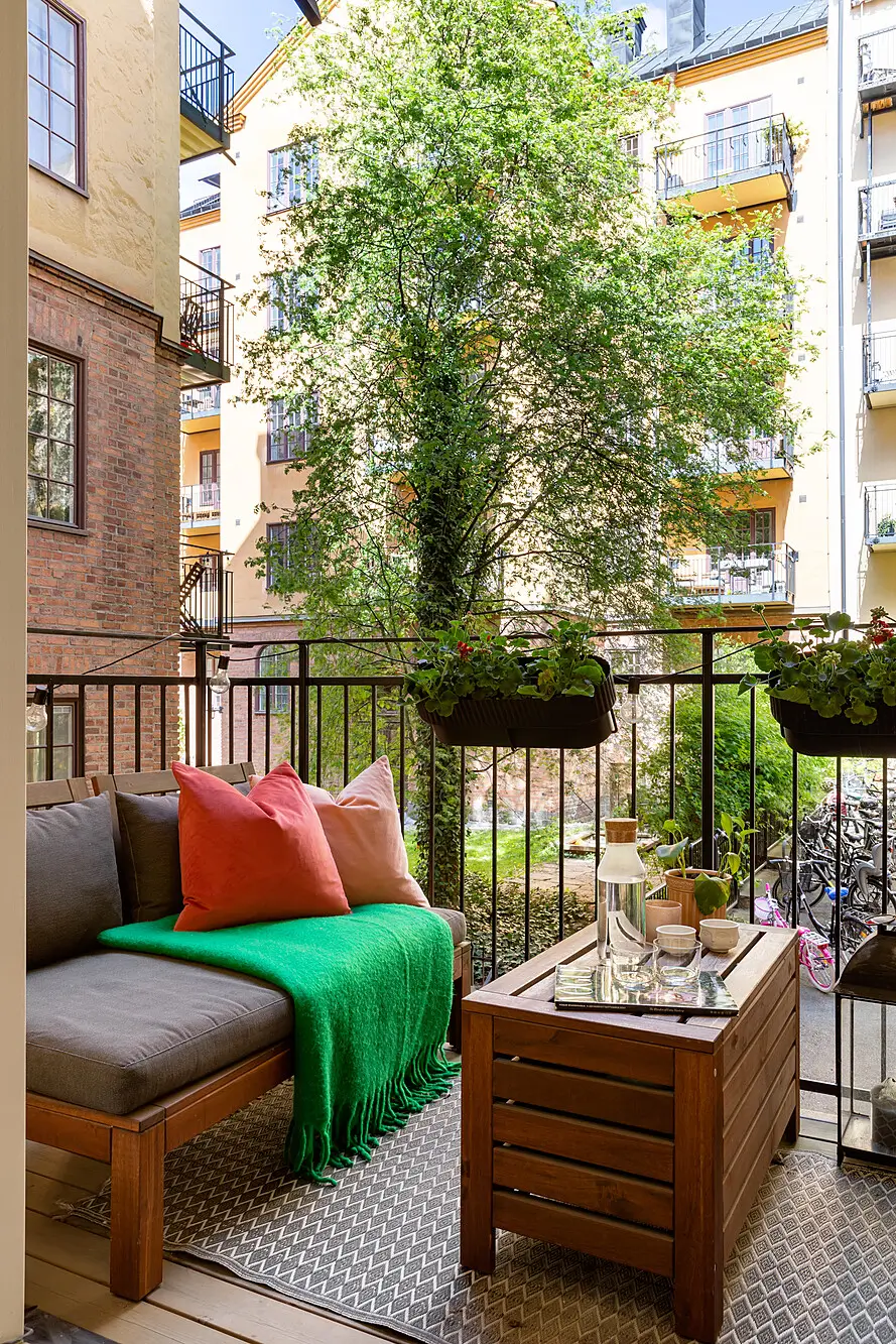 Red and Blue Color Accents in an Open-Plan Stockholm Apartment 7 courtyard balcony