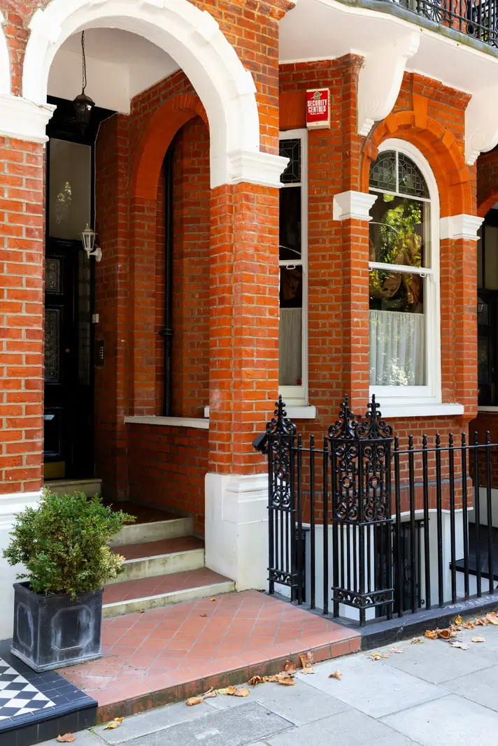 A Mixture of Patterns, Colors, and Materials in a Stunning London Apartment 25 entry victorian apartment