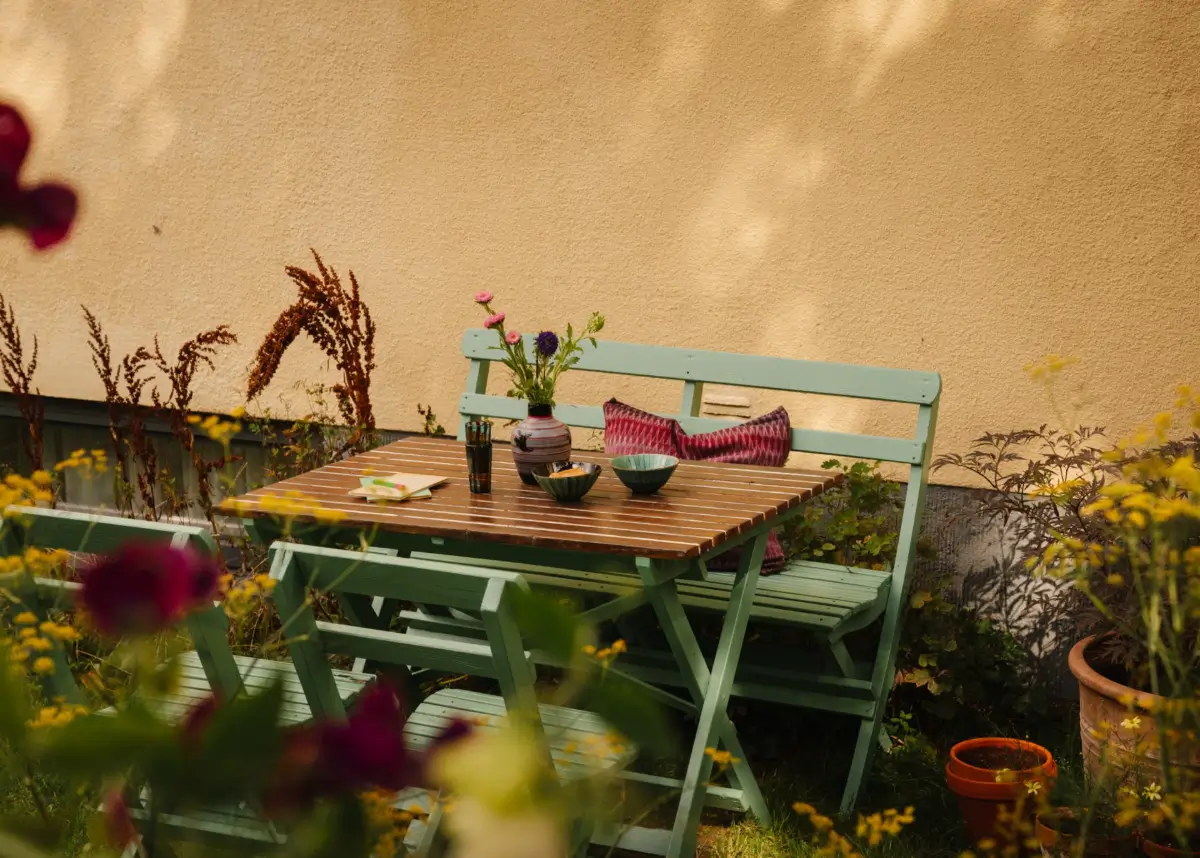 A Pink 1930s Studio Apartment with a Lovely Private Garden 23 garden3