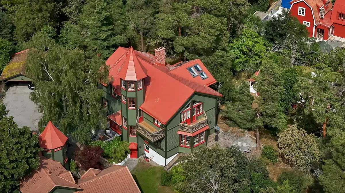 A Beautiful Swedish Villa with a Charming Tower Room 28 green villa tower room stockholm Bengt Wiberg nordroom26 A Beautiful Swedish Villa with a Charming Tower Room