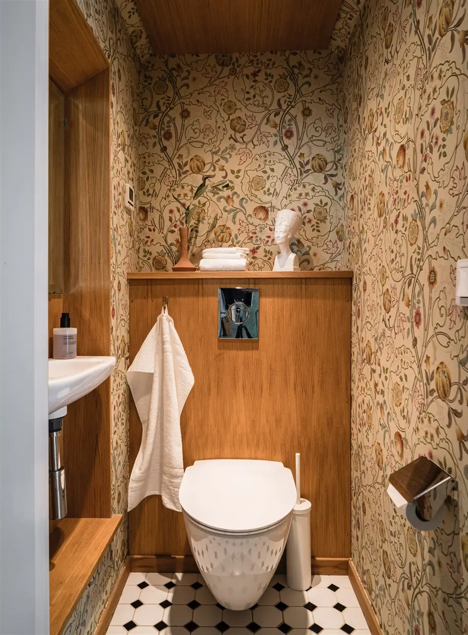 A Cozy Early 20th-Century Home with Views of Lake Mälaren in Sweden 27 guest toilet wallpaper