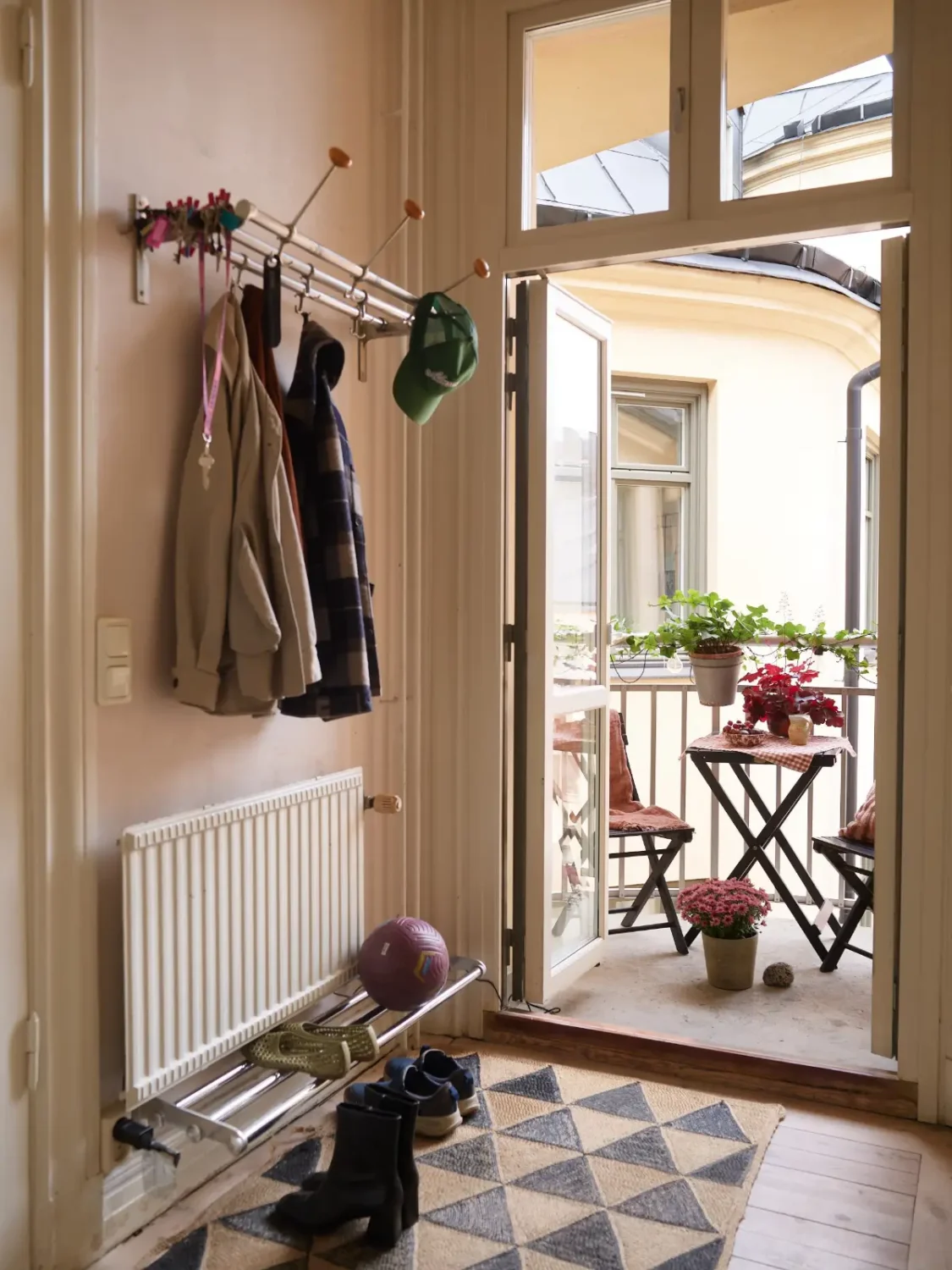 A Spacious Family Apartment with Original Details in Stockholm 30 hall with balcony