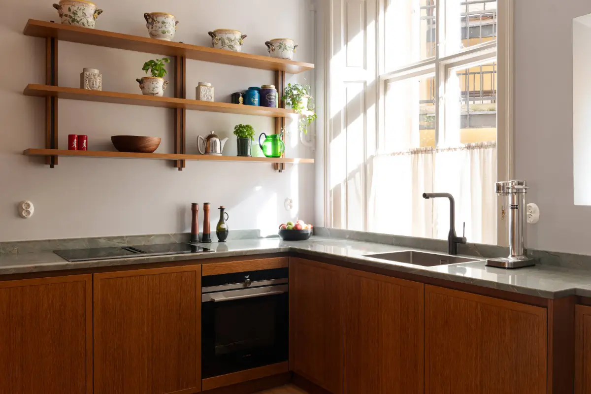 A Luxurious Family Apartment with a Dramatic Black Bathroom 8 kitchen with shelves