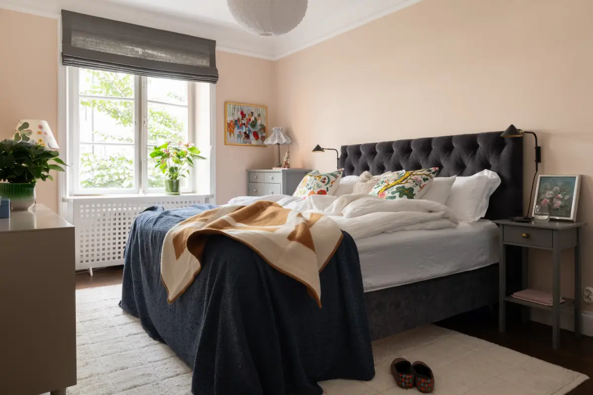 A Warm Color Palette in a Cozy 1920s Apartment in Stockholm 19 light pink bedroom velvet bed