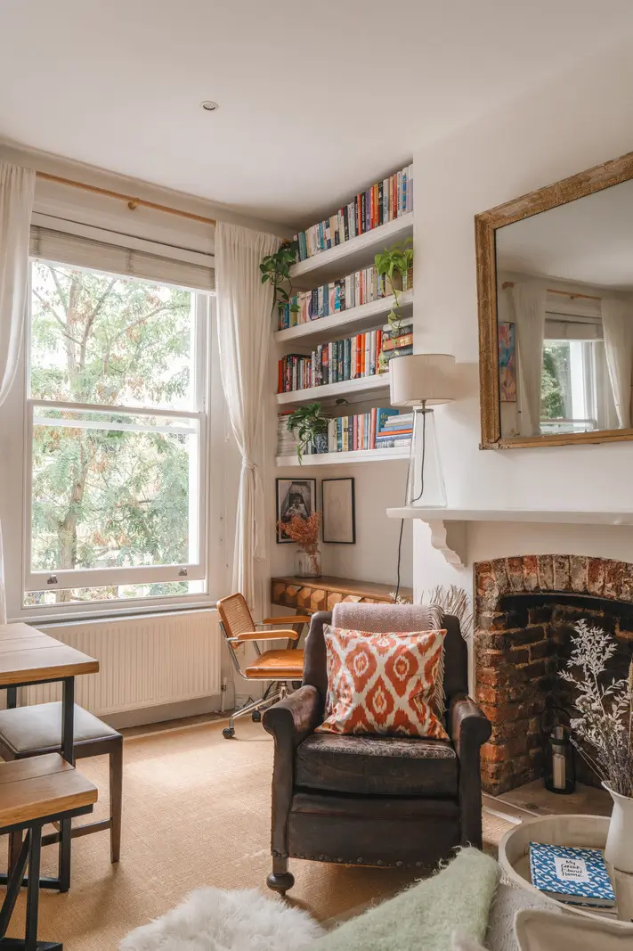 A Bright and Cozy One-Bedroom Apartment in London 4 living room detail desk in niche built-in bookshelves