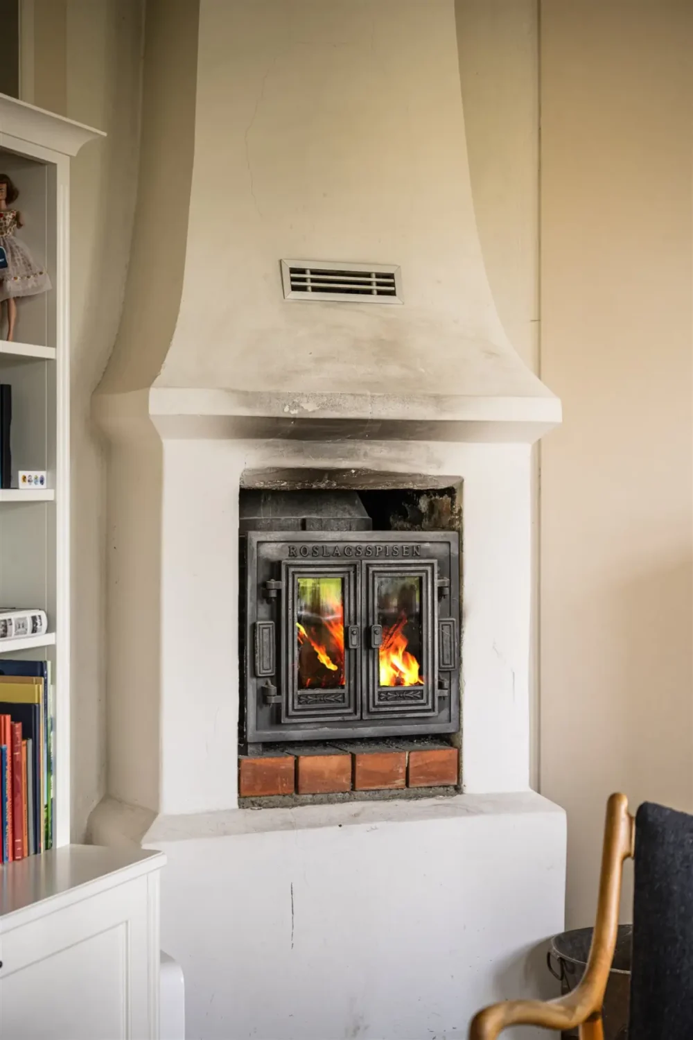 A Cozy Early 20th-Century Home with Views of Lake Mälaren in Sweden 14 living room fireplace A Cozy Early 20th-Century Home with Views of Lake Mälaren in Sweden