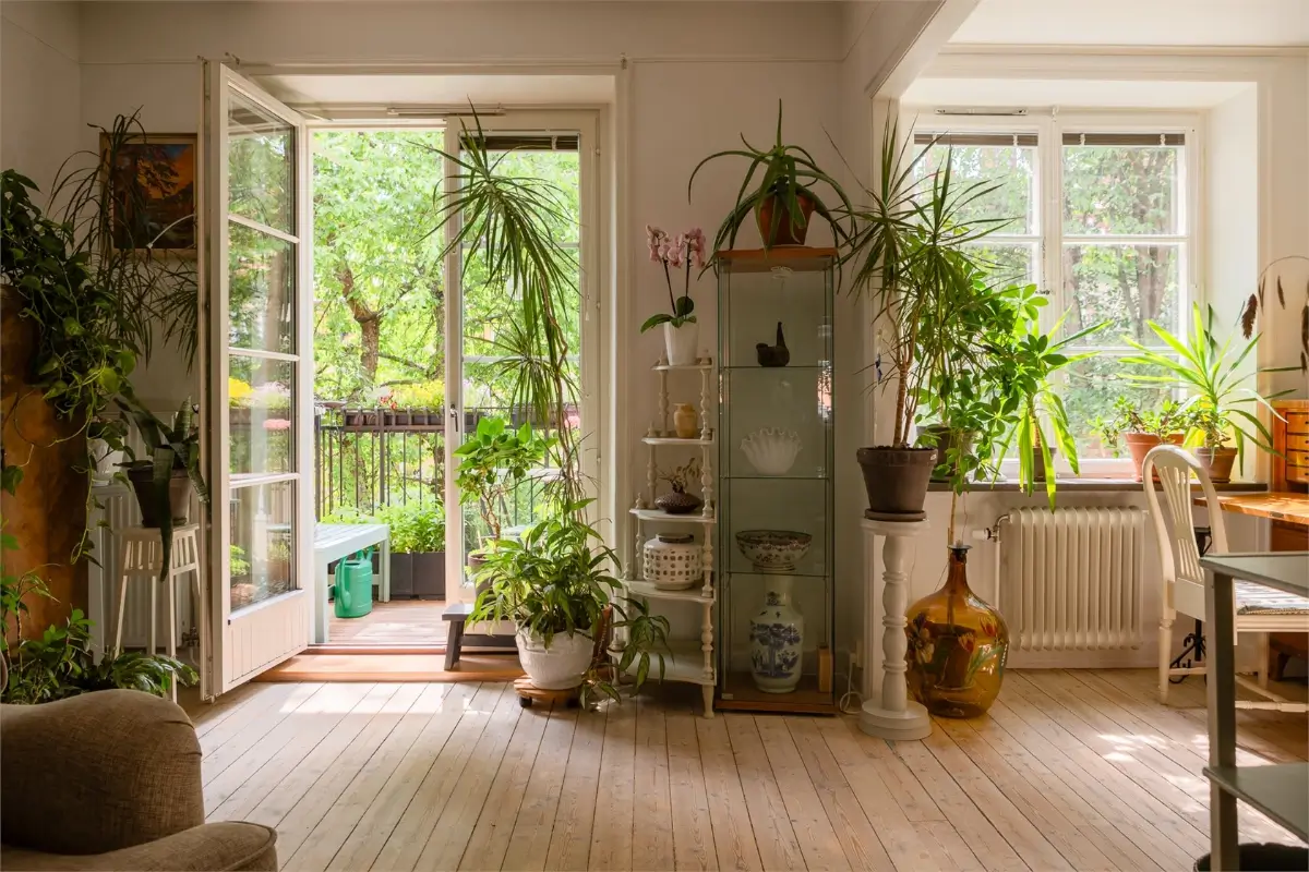 Plants and Antiques in a Spacious Stockholm Apartment 4 plant-filled swedish apartment25