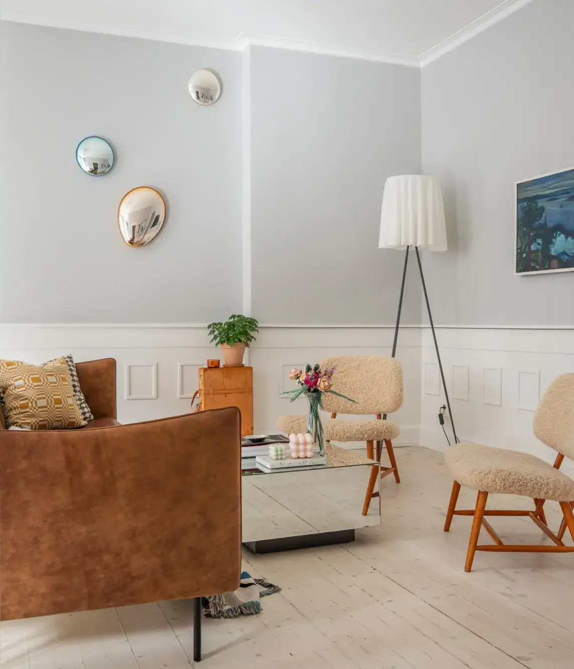 A Light Turn-of-the-Century Apartment with a Blue Kitchen 4 scandi living room