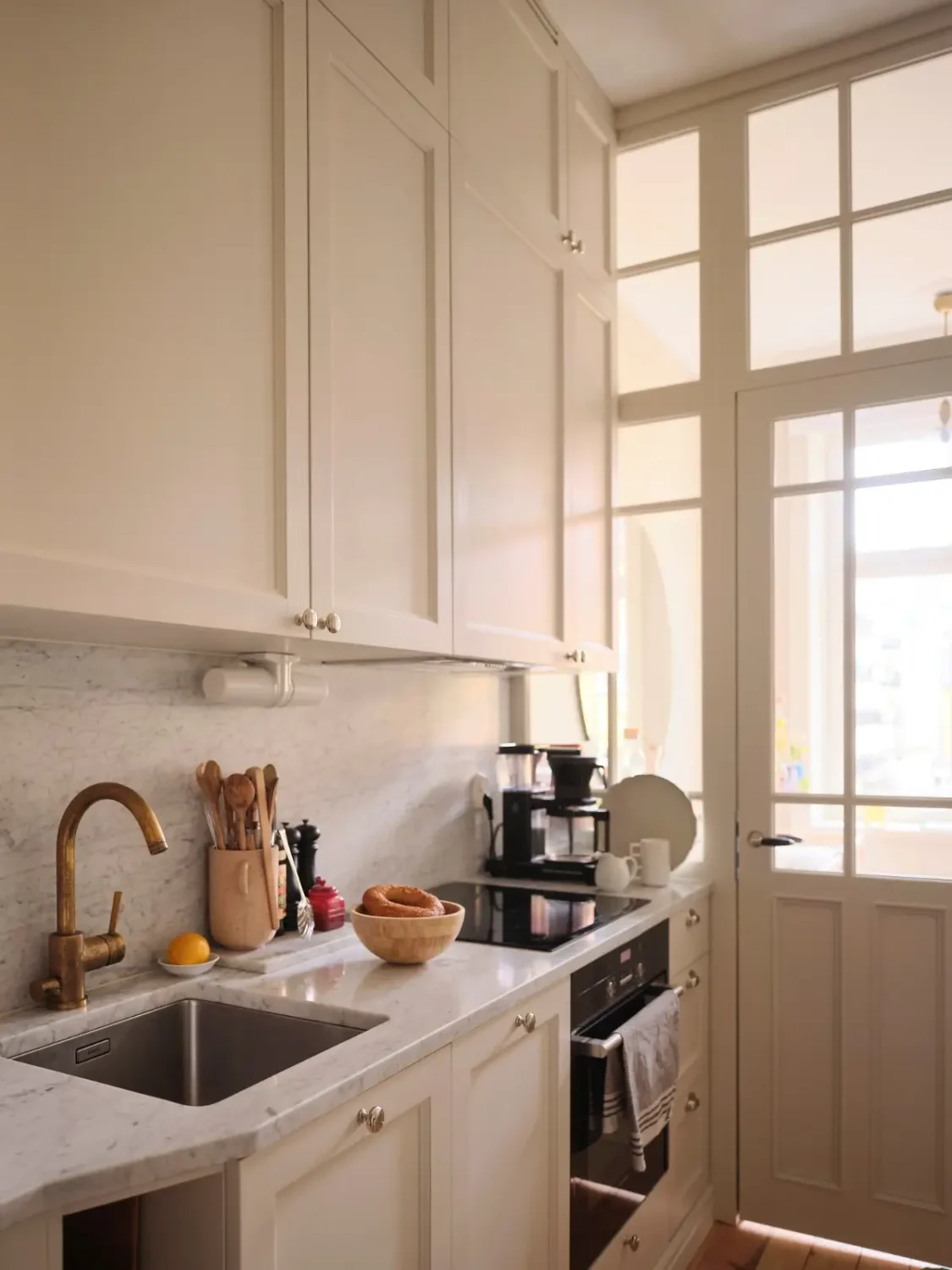 A Serene, Light-Colored Scandinavian Apartment 17 serene-light-scandinavian-apartment-nordroom18