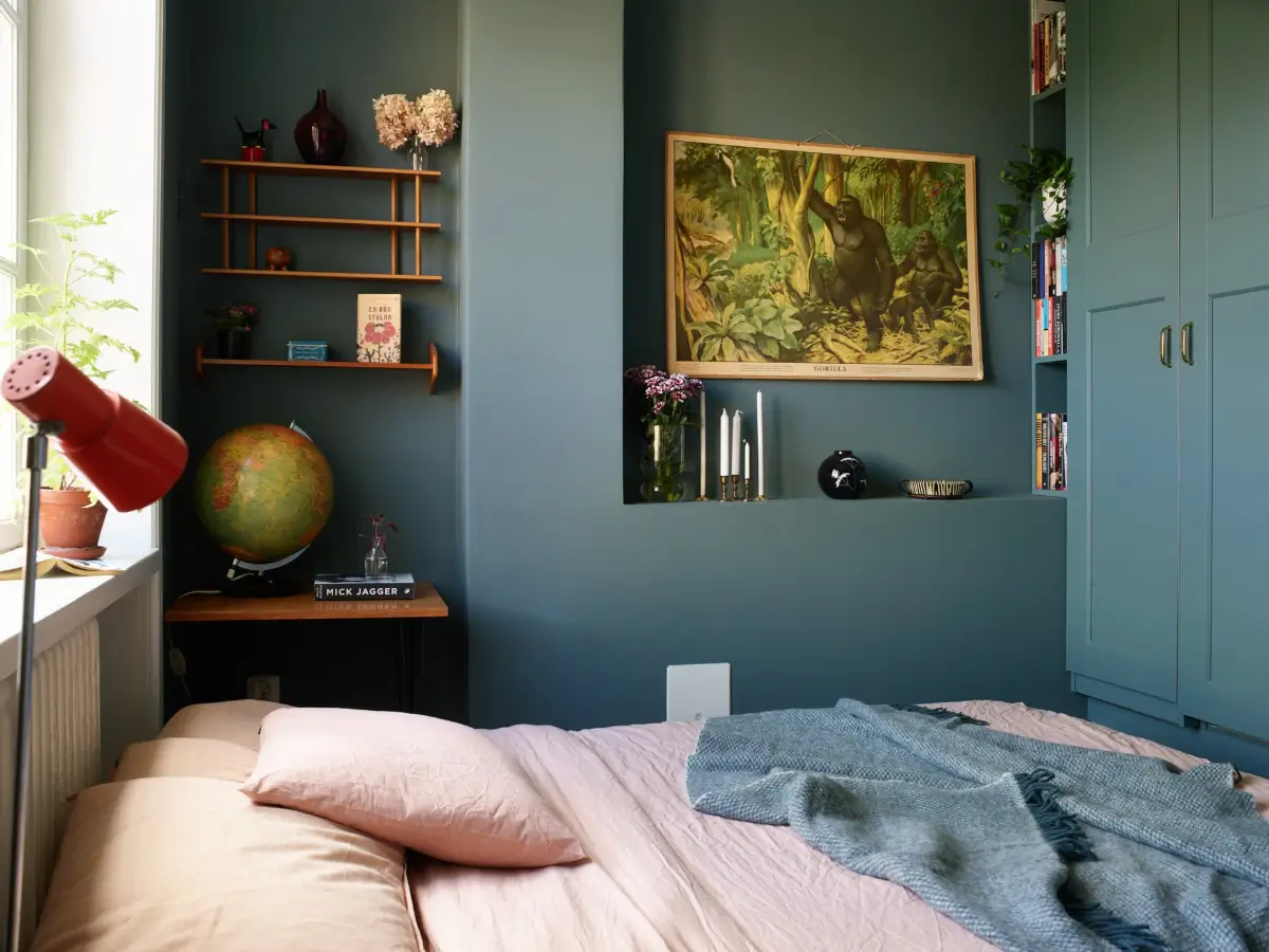 Midcentury Furniture & a Dark Blue Bedroom in a 1930s Apartment 9 small dark blue bedroom niches
