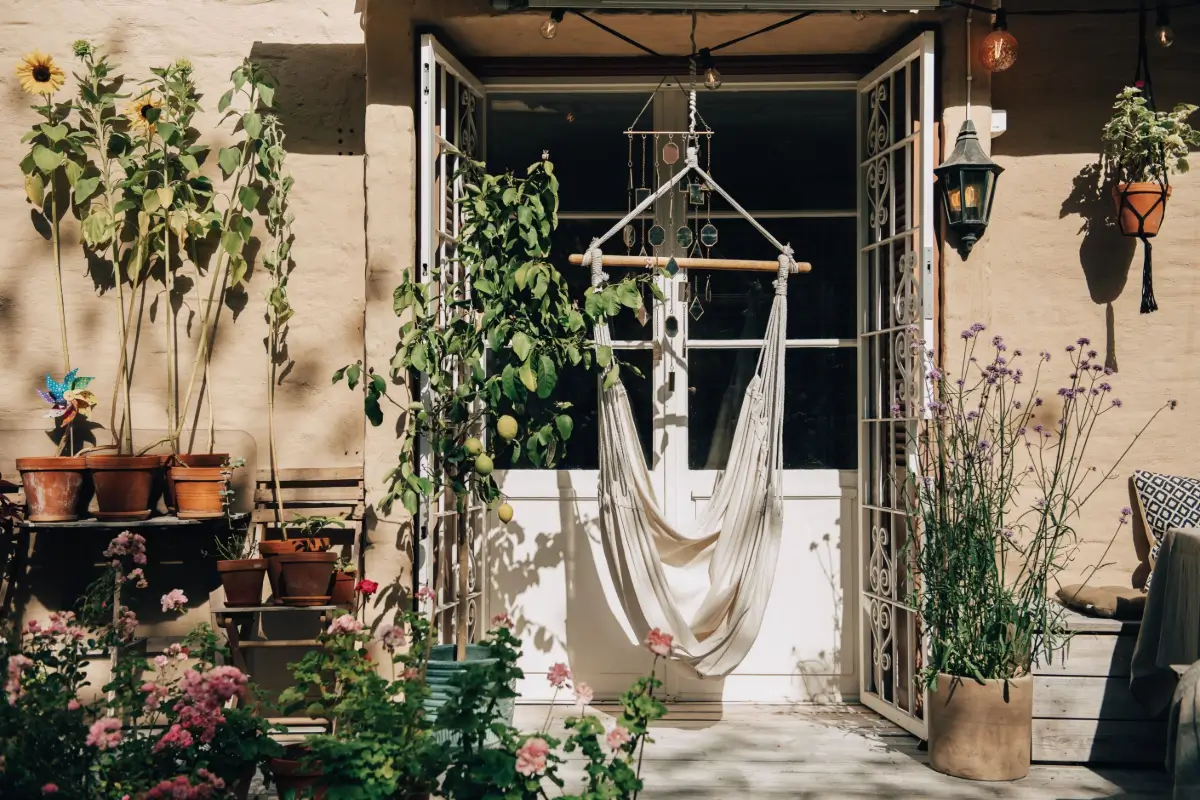 A Scandi Apartment with Bright Color Pops and a Beautiful Courtyard Terrace 15 soder30