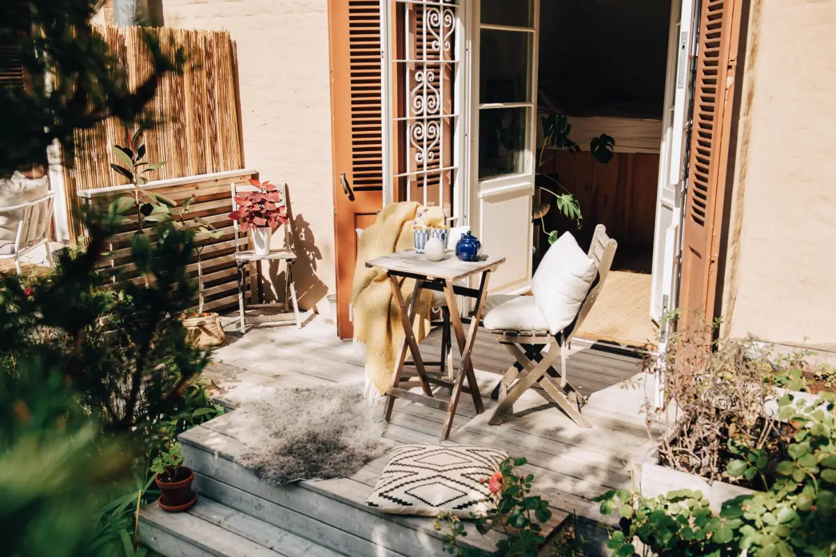 A Scandi Apartment with Bright Color Pops and a Beautiful Courtyard Terrace 9 soder4