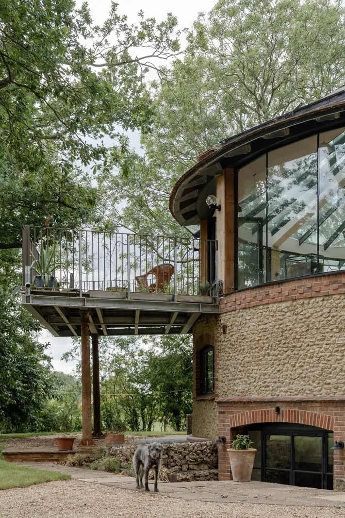 The Roundhouse: A Sustainable Five-Bedroom House in the Hertfordshire Countryside 5 the roundhouse england3 The Roundhouse: A Sustainable Five-Bedroom House in the Hertfordshire Countryside