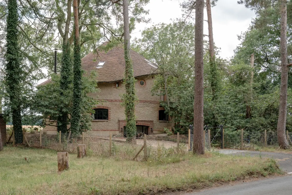 The Roundhouse: A Sustainable Five-Bedroom House in the Hertfordshire Countryside 35 the roundhouse england31 The Roundhouse: A Sustainable Five-Bedroom House in the Hertfordshire Countryside